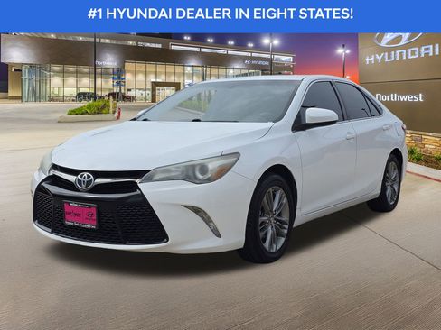 Used 2016 Toyota Camry SE image 2