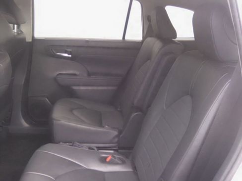 Used 2024 Toyota Highlander XLE image 19