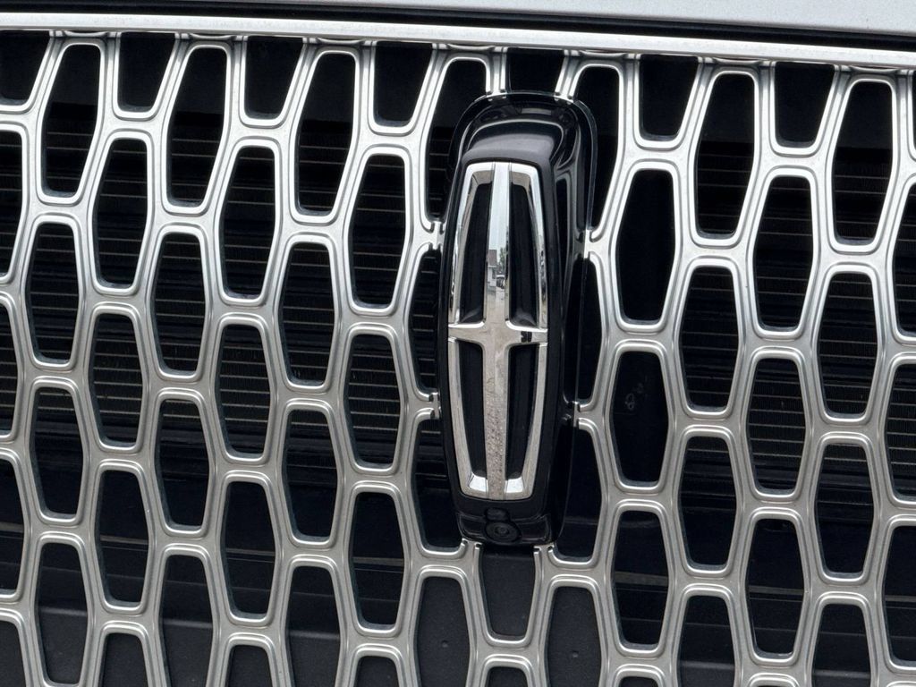 Certified 2024 Lincoln Corsair AWD w/ Equipment Group 101A image 9
