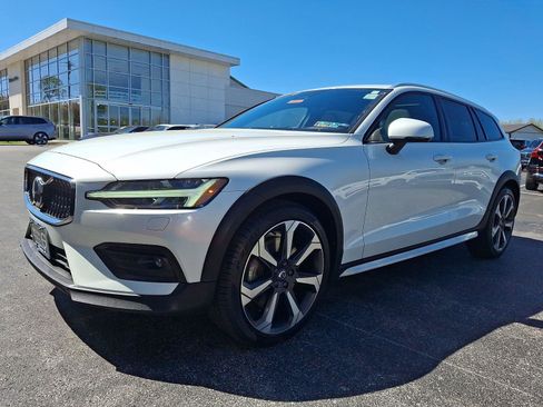 Certified 2024 Volvo V60 B5 Cross Country Ultimate w/ Protection Package Premier AWD/4WD image 3