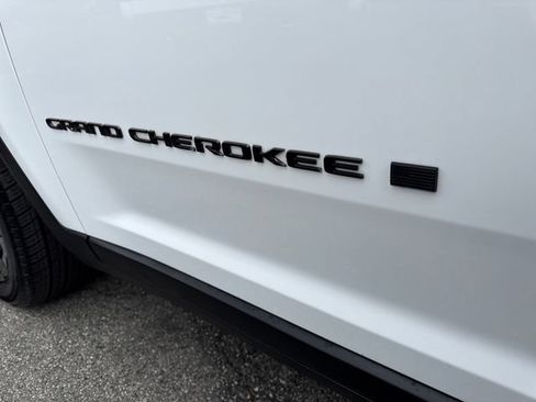 Used 2023 Jeep Grand Cherokee L Laredo AWD/4WD image 34