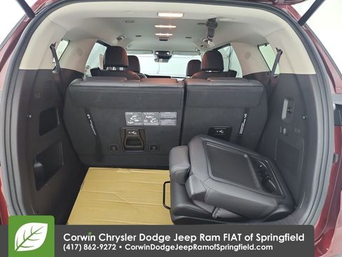 Used 2024 Kia Carnival EX image 33