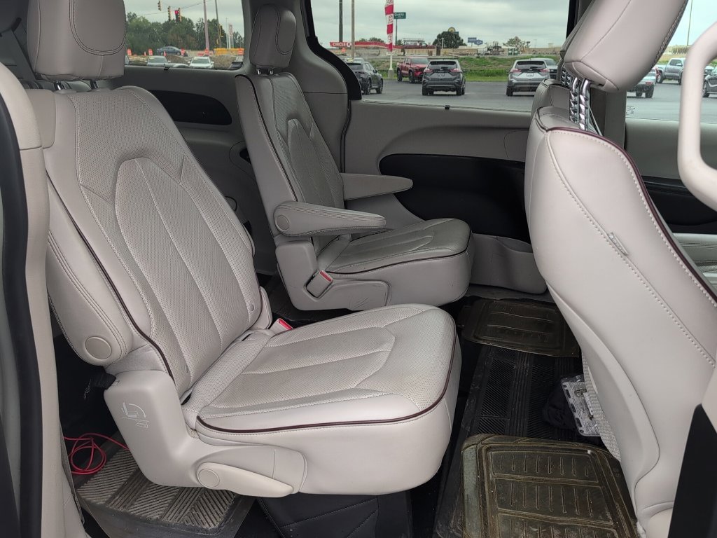 Used 2020 Chrysler Pacifica Limited w/ Tire & Wheel Group FWD image 16