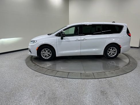 Used 2024 Chrysler Pacifica Touring-L image 9