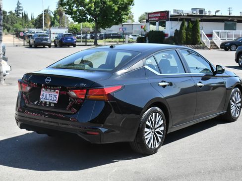 Used 2024 Nissan Altima 2.5 SV FWD image 8