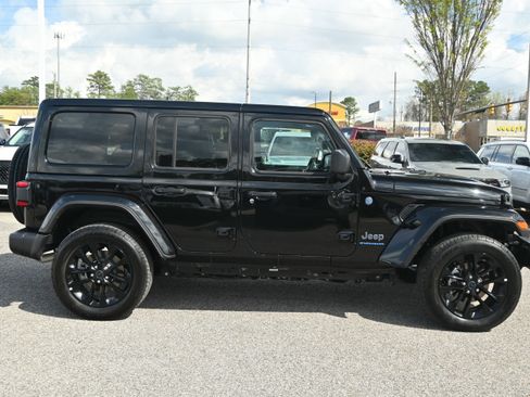 Used 2025 Jeep Wrangler Unlimited Sahara AWD/4WD image 11