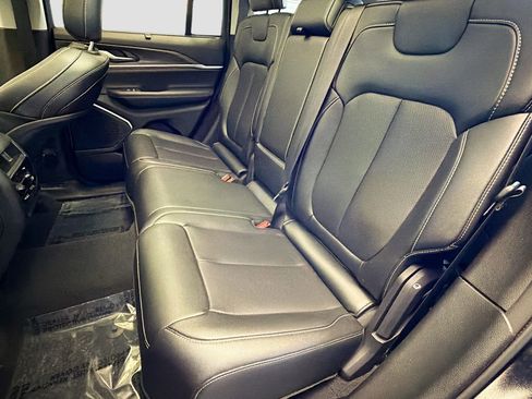 Used 2023 Jeep Grand Cherokee 4WD 4xe w/ Luxury Tech Group II image 17