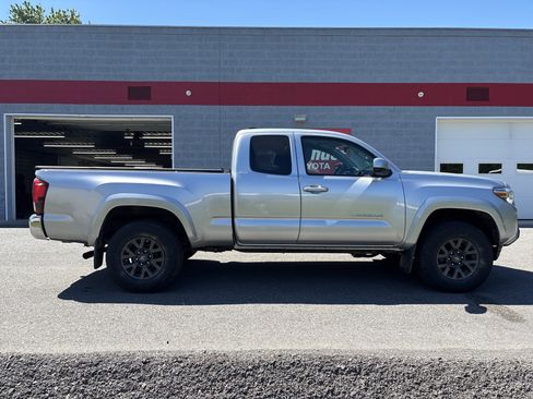 Used 2022 Toyota Tacoma SR5 w/ SR5 Appearance Package (SM) AWD/4WD image 2
