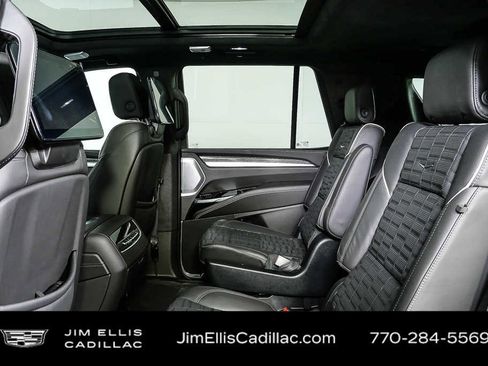 Used 2025 Cadillac Escalade V w/ LPO, ONYX Package image 19