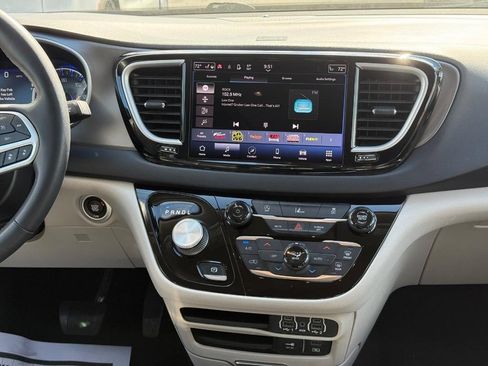 Used 2022 Chrysler Pacifica Touring-L FWD image 9