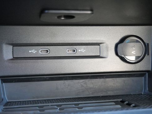 Certified 2025 Volkswagen Taos SE image 30