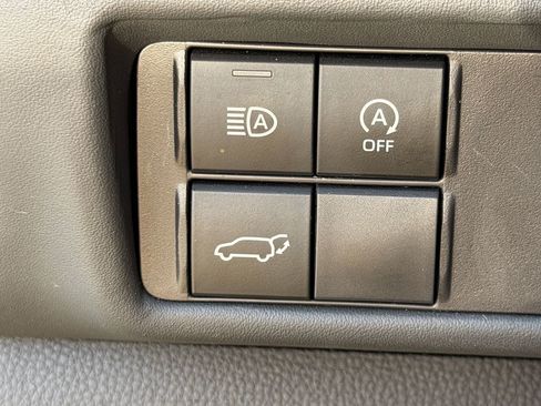 Used 2024 Toyota Highlander LE AWD/4WD image 17
