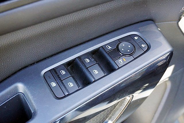 Certified 2023 Nissan Pathfinder SV w/ Black Appearance Package FWD image 32