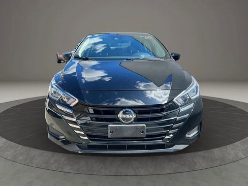 Used 2023 Nissan Versa SV image 2