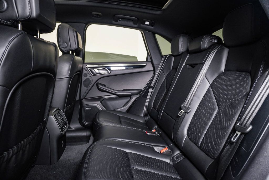 Certified 2026 Porsche Macan AWD/4WD image 17