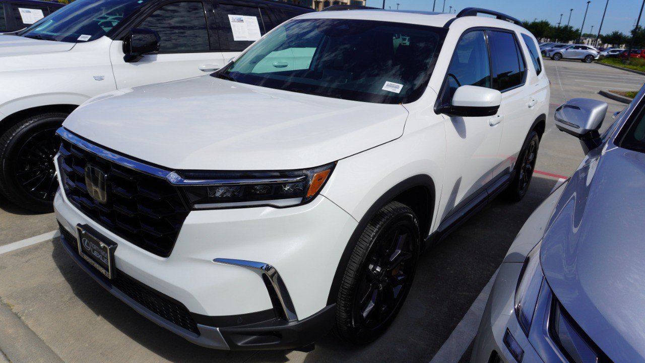 Used 2025 Honda Pilot Touring image 7