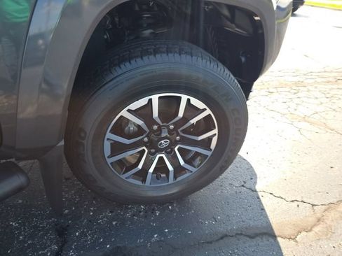 Used 2021 Toyota Tacoma TRD Sport AWD/4WD image 35