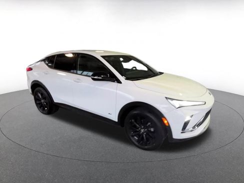 Used 2025 Buick Envista Sport Touring image 2