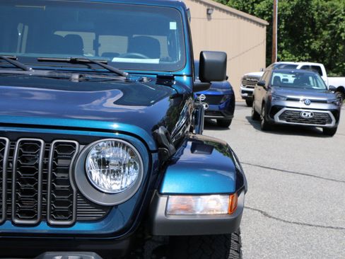 Used 2025 Jeep Gladiator Sport AWD/4WD image 12