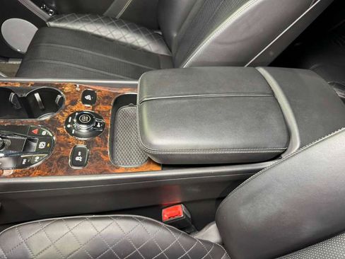 Used 2018 Bentley Bentayga image 32