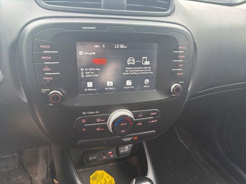 Used 2018 Kia Soul + image 12