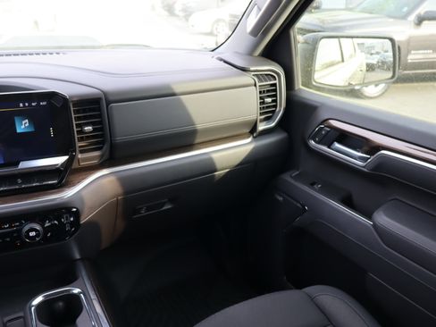 Used 2025 Chevrolet Silverado 1500 LT Trail Boss w/ Convenience Package II image 16