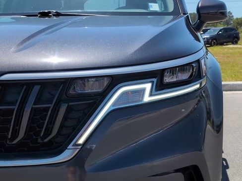 Used 2023 Kia Carnival LX image 12