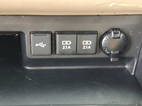 Used 2021 Toyota Highlander XLE FWD image 17