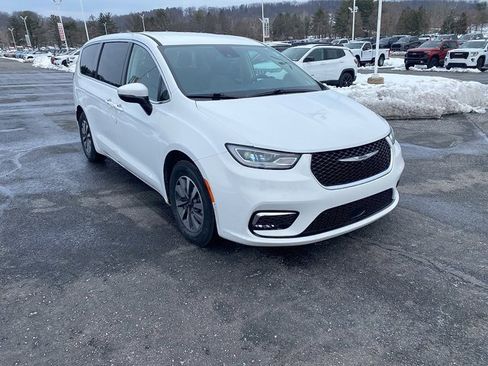 Certified 2023 Chrysler Pacifica Touring-L image 8