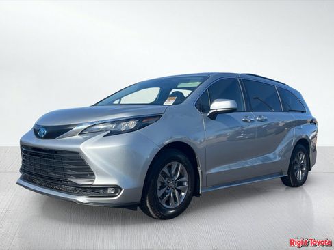 Certified 2025 Toyota Sienna XLE FWD image 2