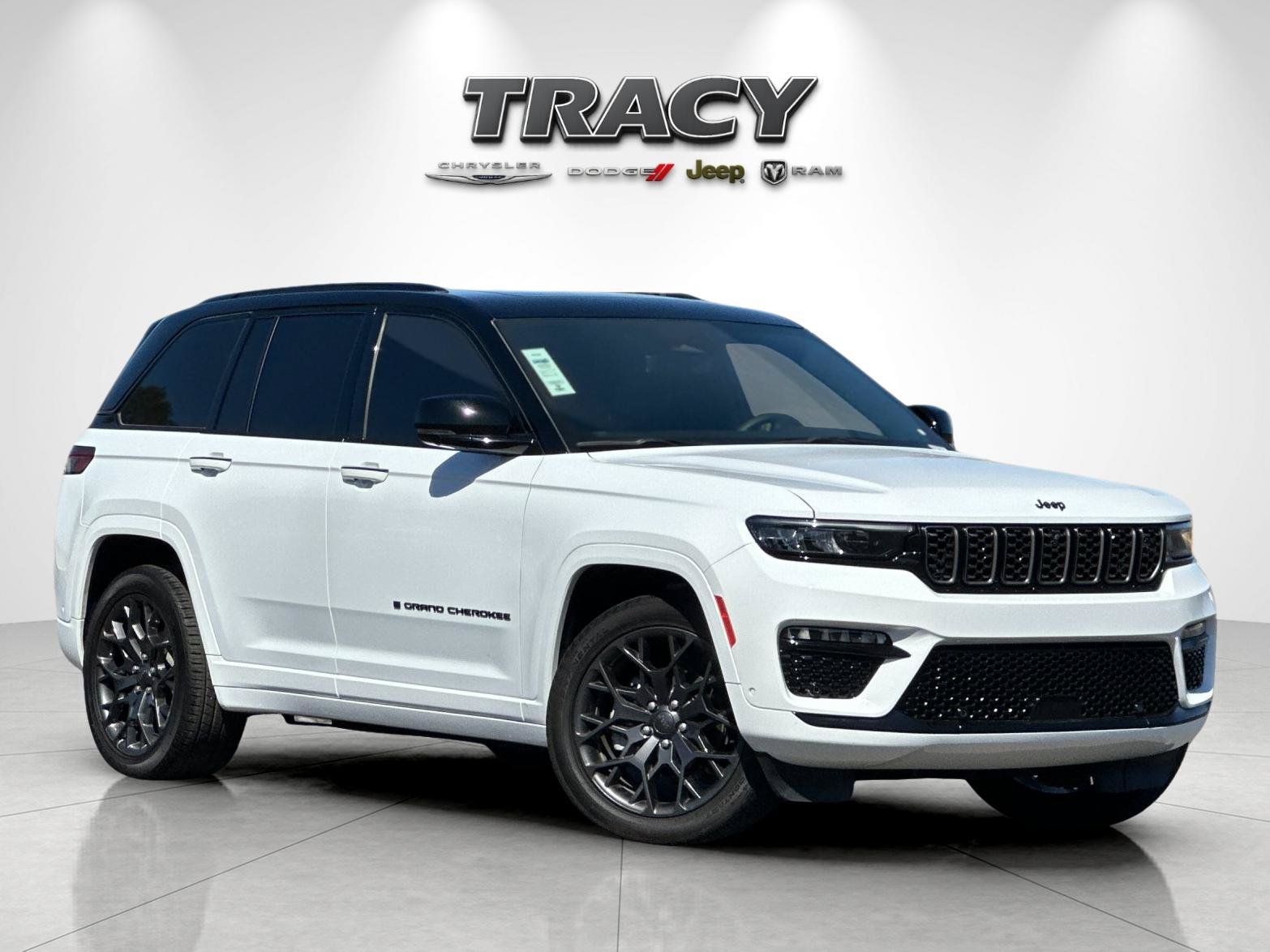 Used 2025 Jeep Grand Cherokee Summit AWD/4WD image 2