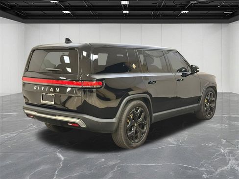 Used 2023 Rivian R1S Launch Edition image 9
