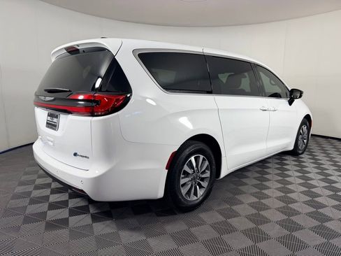 Used 2025 Chrysler Pacifica Select FWD image 5