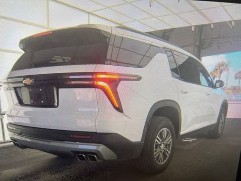 Used 2025 Chevrolet Traverse LT FWD image 2