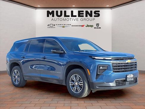 Used 2024 Chevrolet Traverse LS image 3