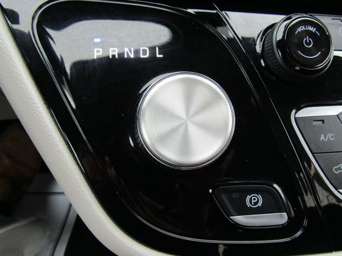 Used 2023 Chrysler Voyager LX image 30