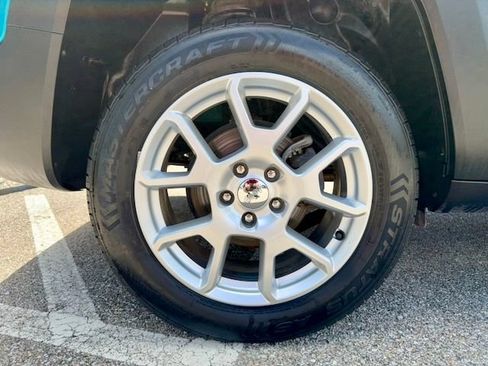 Used 2020 Jeep Renegade Latitude AWD/4WD image 30