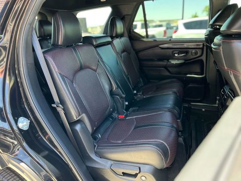 Used 2025 Honda Pilot Black Edition image 27
