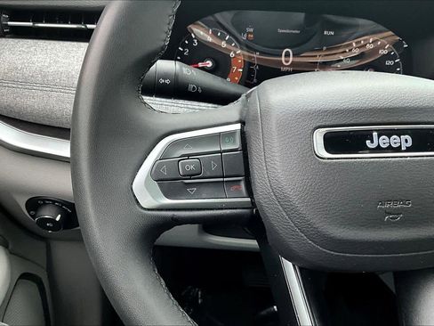 Used 2024 Jeep Compass Latitude image 30