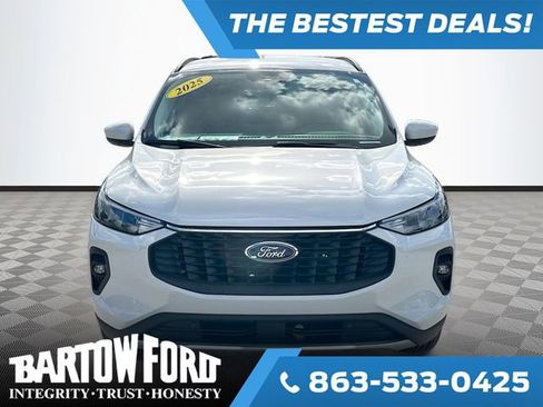 Used 2025 Ford Escape SE image 2