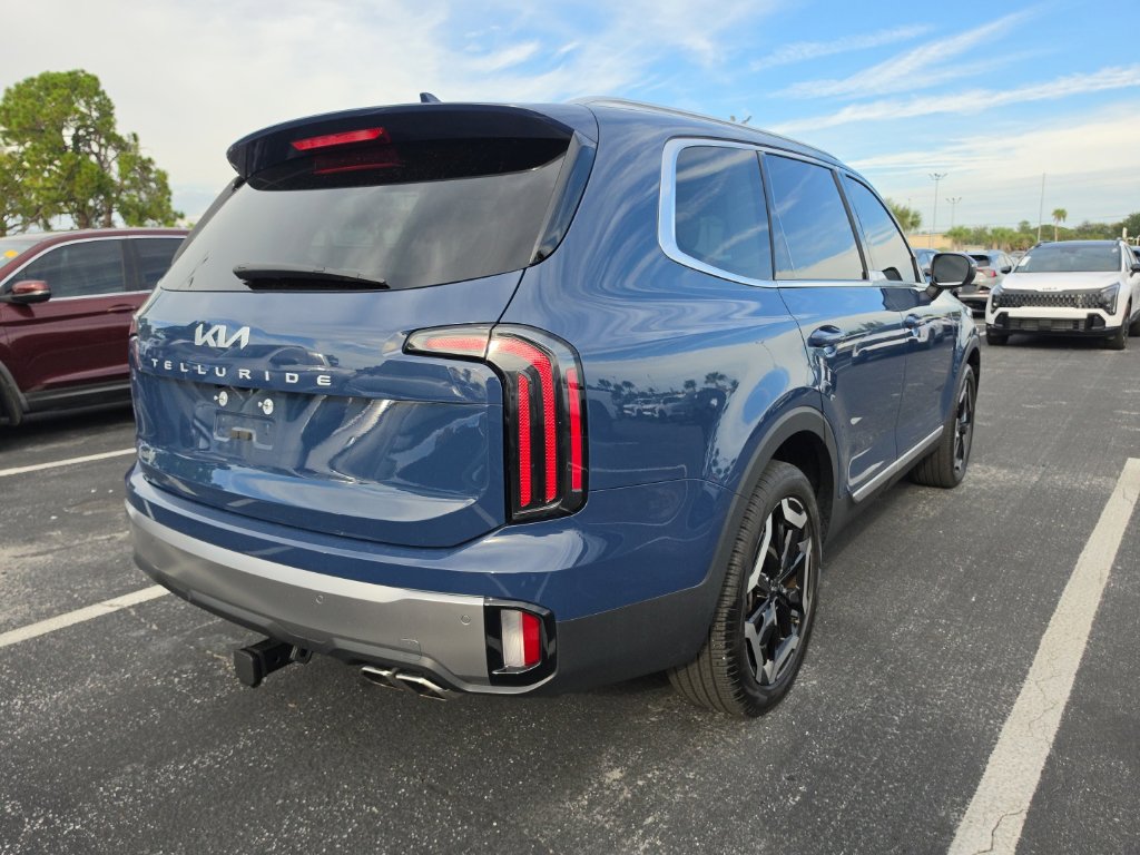 Certified 2025 Kia Telluride EX w/ EX Captain's Chair Package FWD image 15