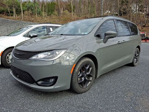 Used 2020 Chrysler Pacifica Touring-L Plus w/ Advanced Safetytec Group image 2