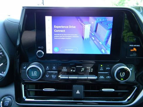 Used 2023 Toyota Highlander XLE AWD/4WD image 12