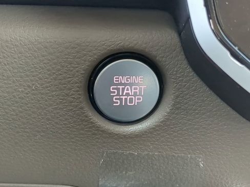 Used 2025 Kia Carnival image 27