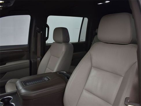 Used 2022 Chevrolet Suburban Z71 w/ Luxury Package image 18