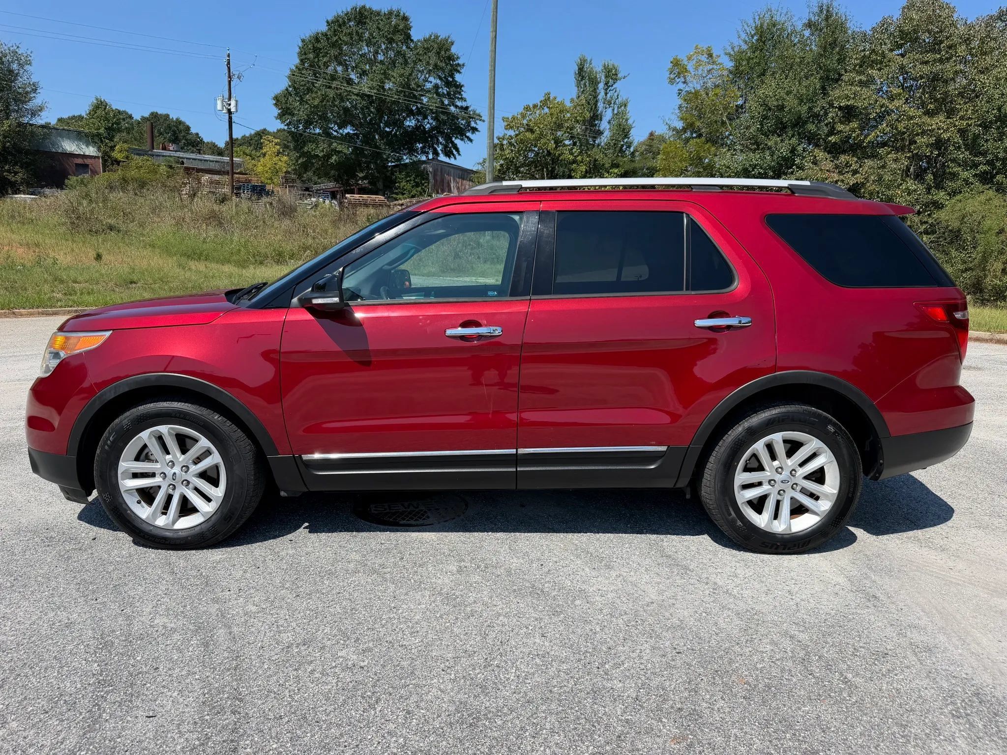 Used 2014 Ford Explorer XLT w/ Equipment Group 202A FWD image 2