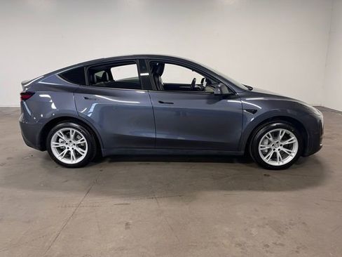 Used 2023 Tesla Model Y 2WD image 5