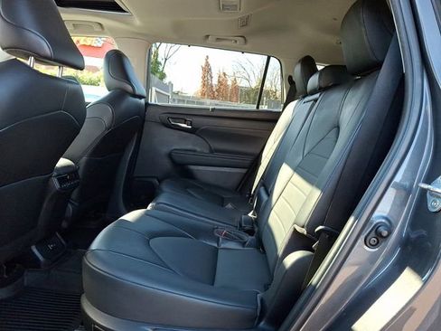 Used 2022 Toyota Highlander XLE image 10