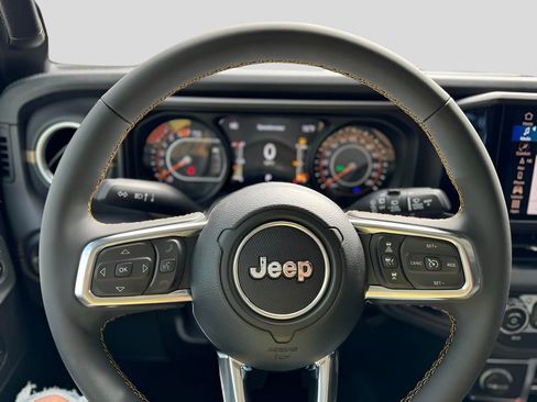 New 2024 Jeep Wrangler Unlimited Sahara w/ Technology Group AWD/4WD image 15