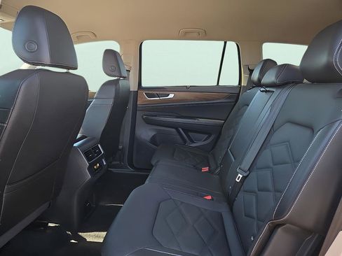 Used 2025 Volkswagen Atlas SE image 11